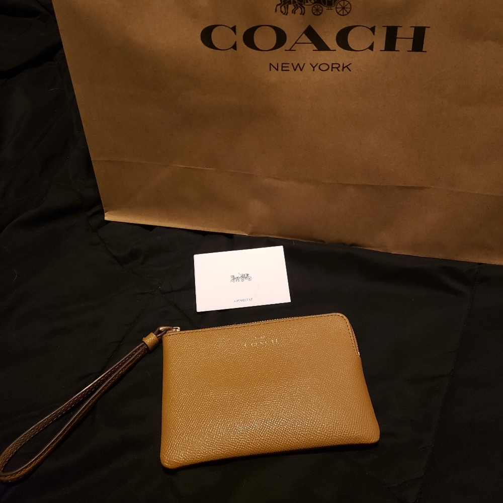 COACH SIGNATURE Corner Zip Wristlet ♡♡